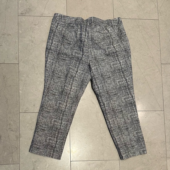 Dalia Black and White Capri Pants - Picture 2 of 8